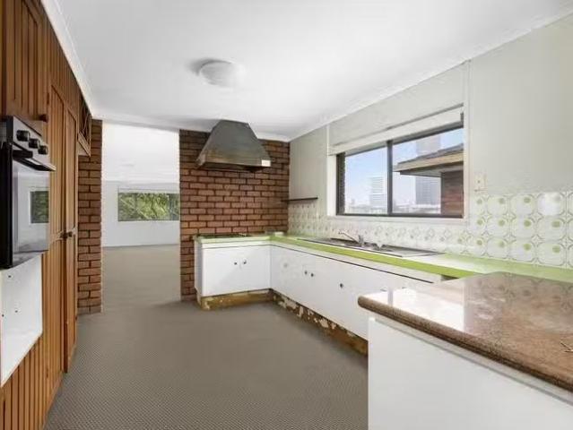Deal! 1/6 Brightlands Court, Mermaid Waters, QLD 4218