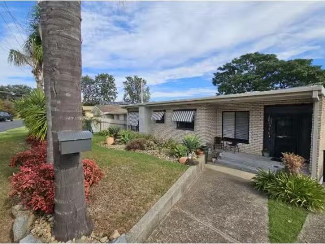 Unique 16 Dwyer Crescent, Bellbridge House for rent Listed by.