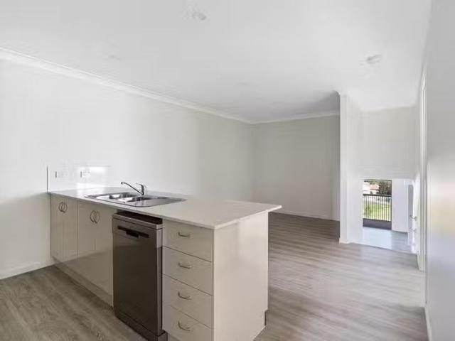 New 1/6 Kershaw Close, Cranley, QLD 4350