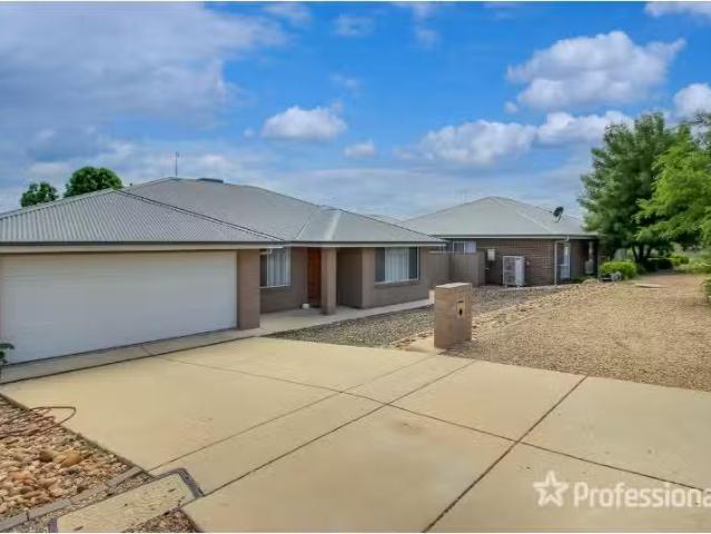 Rental! 16 Watson Boulevard, LLOYD House for rent Listed by K.