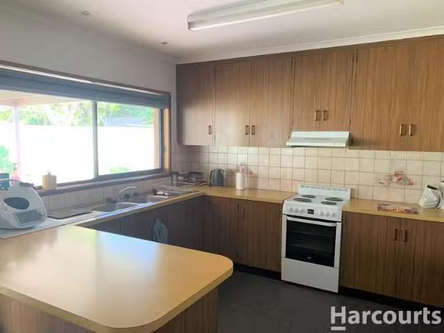 Nice 16 Windsor Crescent, HORSHAM, VIC 3400 House for Rent