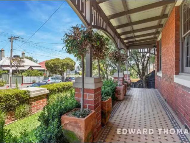 Deal! 16 The Ridgeway, Kensington VIC 3031