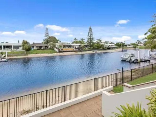 Cheap 17 Maureen Court, Broadbeach Waters, QLD 4218