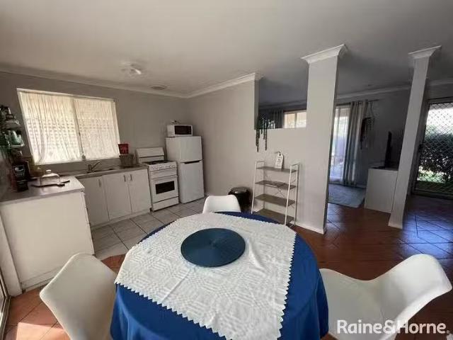 Cheap 18 Cordoba Way, Orana, WA 6330
