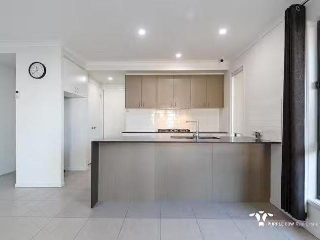 Deal! 18 Camden Crescent, Spring Mountain, QLD 4300