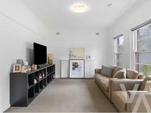 Cozy 18 Light Street, Bar Beach House for rent Listed by Josi.