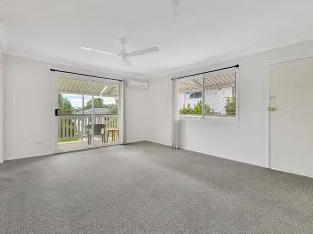For Rent! 18 Pack Street, Jamboree Heights, QLD 4074