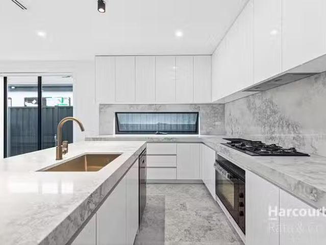Deal! 18 Pitchstone Circuit, Epping, VIC 3076