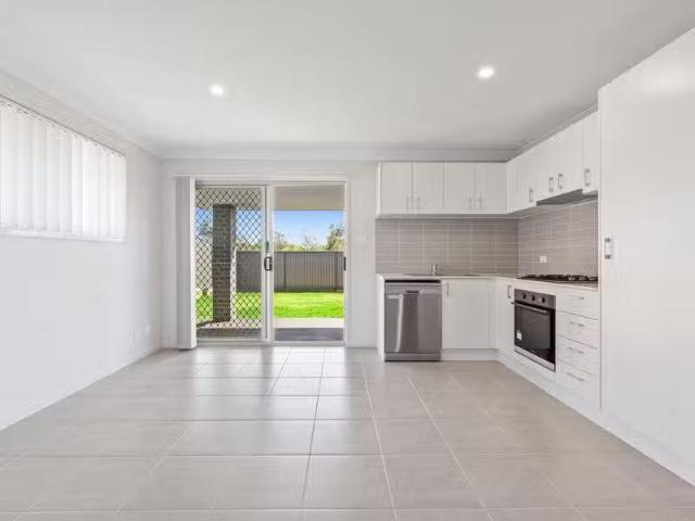 Charming 18a Ardennes Circuit, Gillieston Heights Townhouse fo.