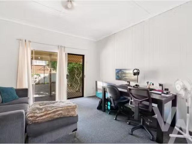Just in! 194B Darby Street, Cooks Hill Townhouse for rent Lis.