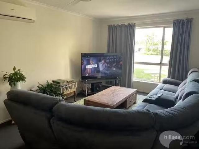 Just in! 19 Chiffley Place, Arundel, QLD 4214