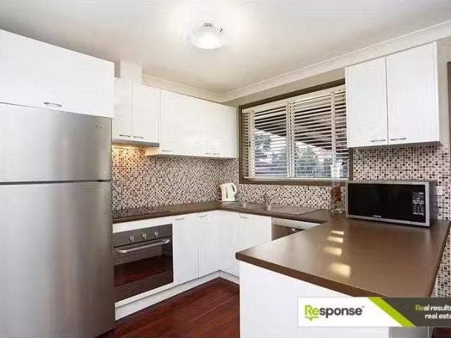 Cheap 19 Gerald Crescent, Doonside House for rent Listed by S.