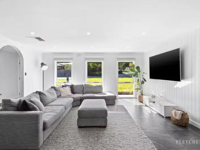 Nice 19 Sheridan Avenue, Mooroolbark VIC 3138 House Auction