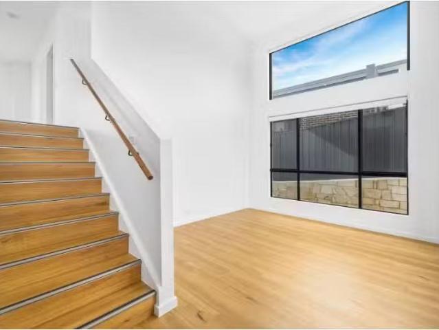 Unique 19 Proudfoot Rise, Taylor House for rent Listed by Jes.