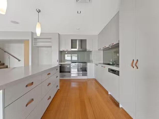 Cozy 19 Roscommon Crescent, Beaconsfield, WA 6162