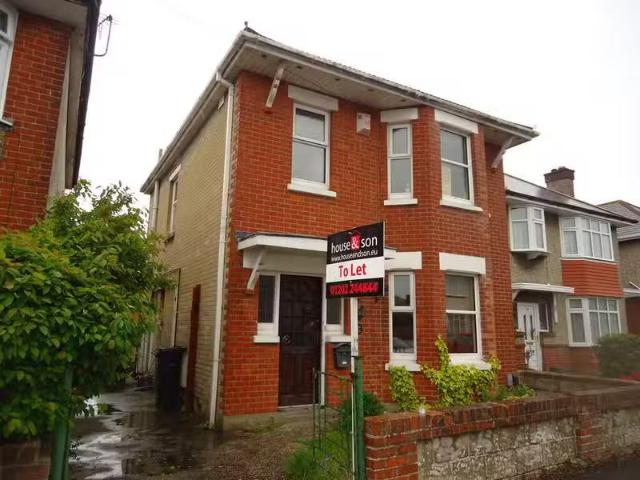 Cheap 1 BA 4 bedroom detached house for rent in Beswick Avenue.