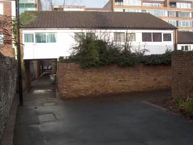 Cozy 1 BA 4 bedroom detached house for rent in High Kingsdown.
