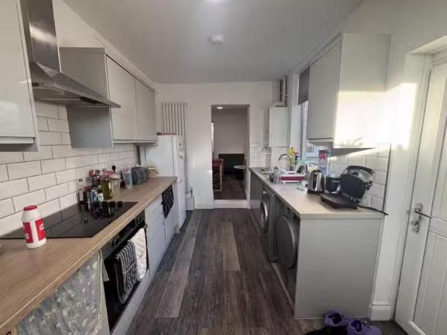 Cheap 1 BA 4 bedroom house for rent in High Street South, Lang.