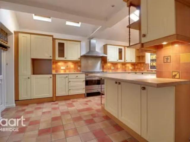 Cozy 1 BA 4 bedroom semi detached house for rent in Almond Gro.