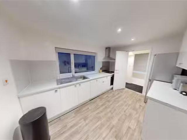Cozy 1 BA 4 bedroom terraced house for rent in Filwood Road, F.