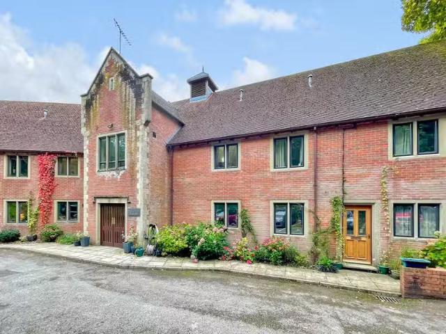 New 1 BA 1 bedroom apartment for rent in Church Street, Longbr.