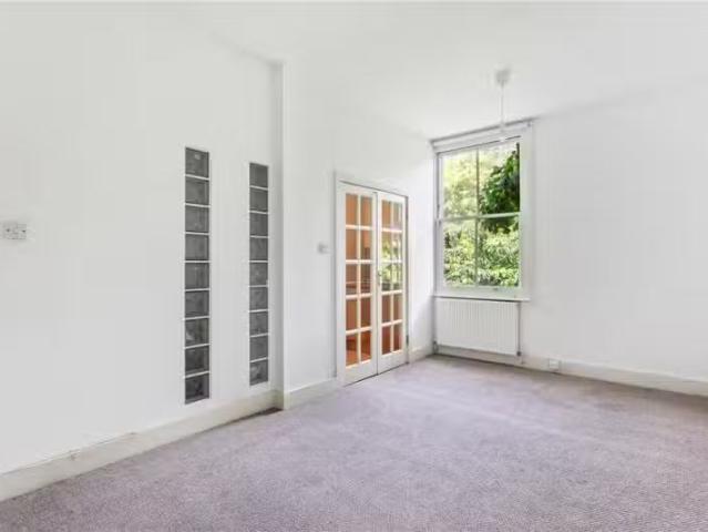 Cozy 1 BA 1 bedroom apartment for rent in Evering Road, London.
