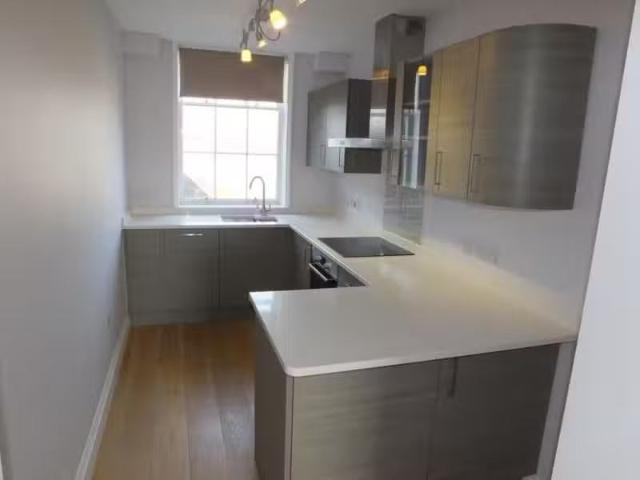 Just in! 1 BA 1 bedroom apartment for rent in High Street, Lew.