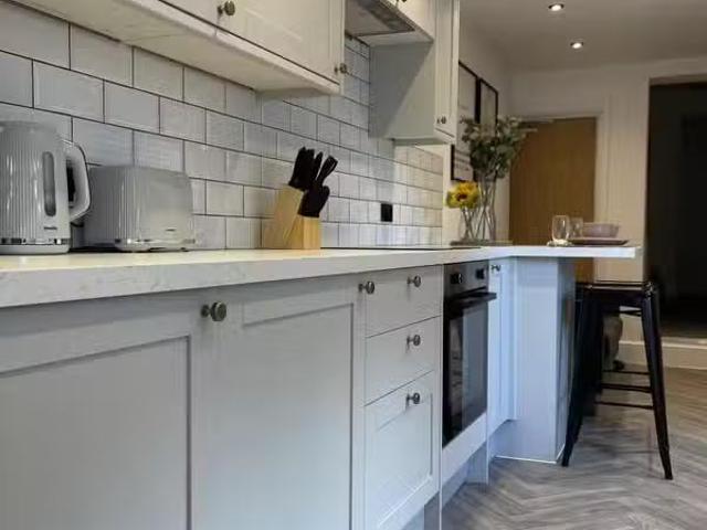 Cheap 1 BA 1 bedroom apartment for rent in Victoria Street, Ru.