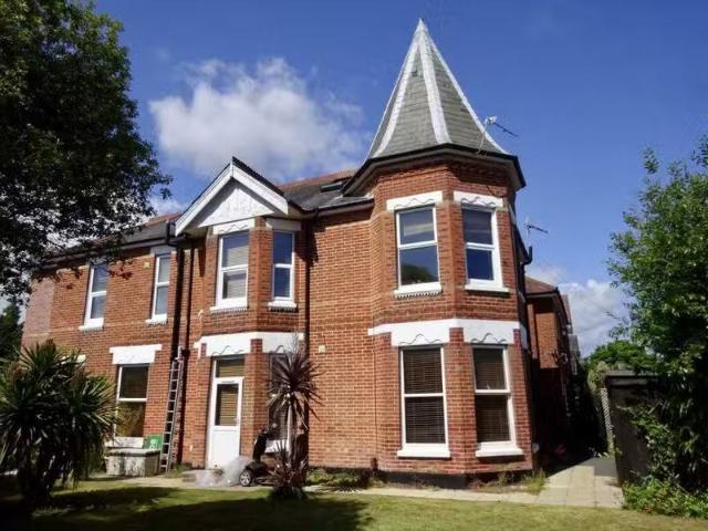 Charming 1 BA 1 bedroom flat for rent in Gerald Road, Charmins.