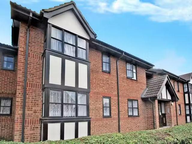 Nice 1 BA 1 bedroom flat for rent in Hardwick Crescent, Dartfo.