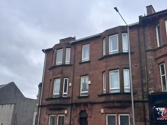 Nice 1 BA 1 bedroom flat for rent in High Glencairn Street, Ki.