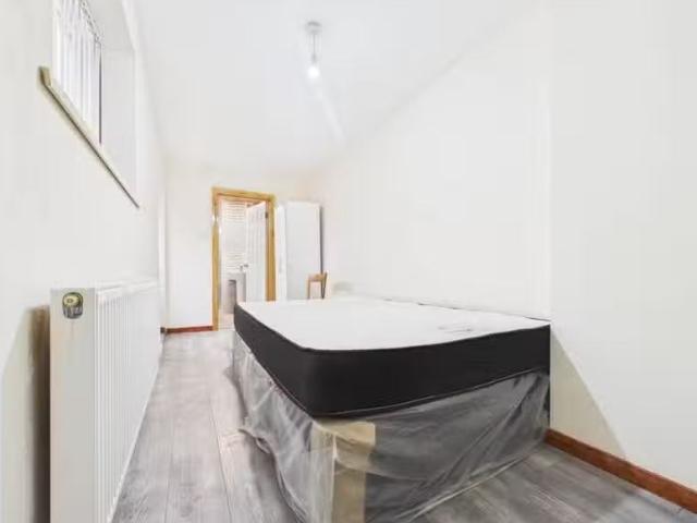 Nice 1 BA 1 bedroom house share for rent in 248 Stratford Road.