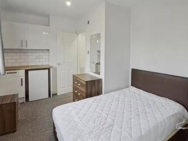Unique 1 BA 1 bedroom house share for rent in 56 Gloucester Ro.