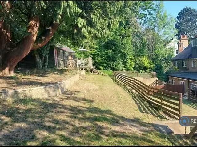 Cozy 1 BA 1 bedroom house share for rent in Godstone Road, Ken.