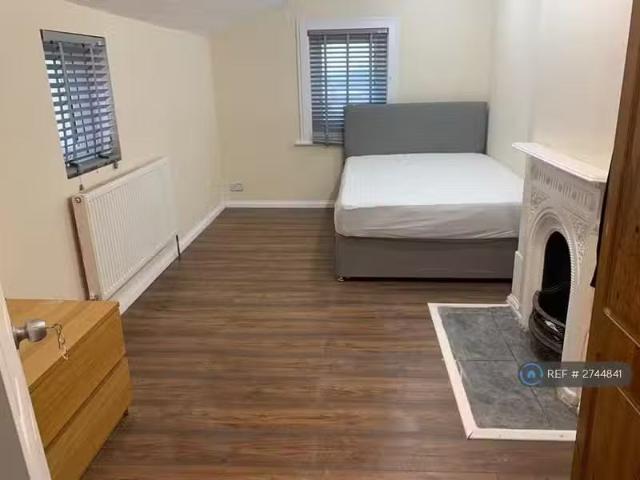 For Rent! 1 BA 1 bedroom house share for rent in High Street.