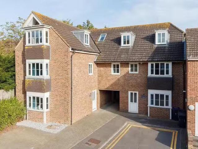 Nice 1 BA 2 bedroom apartment for rent in College Court, Colle.