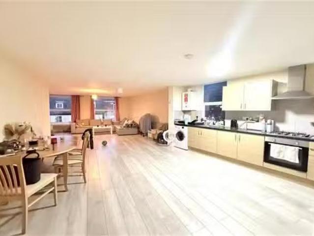 Cozy 1 BA 2 bedroom apartment for rent in Collingwood Road, Co.