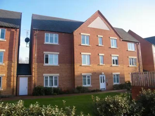 Cozy 1 BA 2 bedroom apartment for rent in Hedgerow Close, Redd.