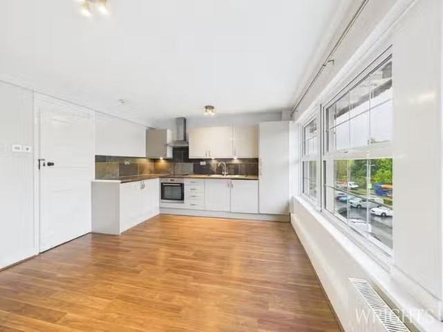 Charming 1 BA 2 bedroom apartment for rent in Woodhall House.