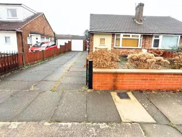 Nice 1 BA 2 bedroom bungalow for rent in Carron Grove, Bolton.