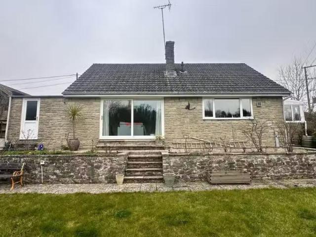 For Rent! 1 BA 2 bedroom bungalow for rent in Godminster Lane.