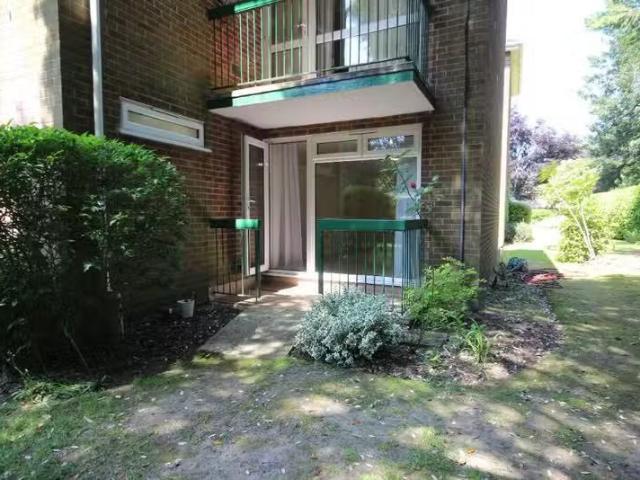 Deal! 1 BA 2 bedroom ground floor flat for rent in Portarlingt.