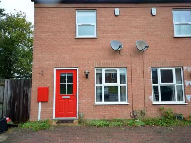 Deal! 1 BA 2 bedroom end of terrace house for rent in Danes Cl.