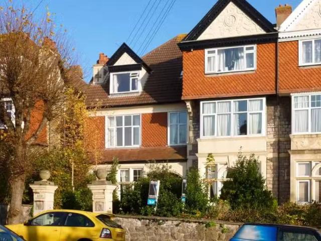 Cheap 1 BA 2 bedroom flat for rent in 5 Trewartha Park, Weston.