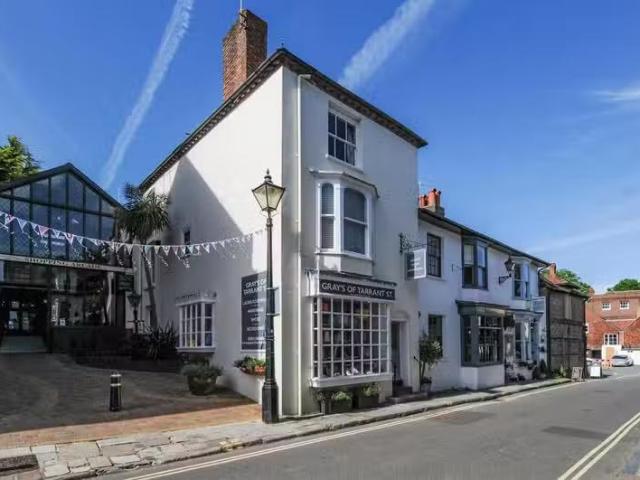 Nice 1 BA 2 bedroom flat for rent in Tarrant Street, Arundel.