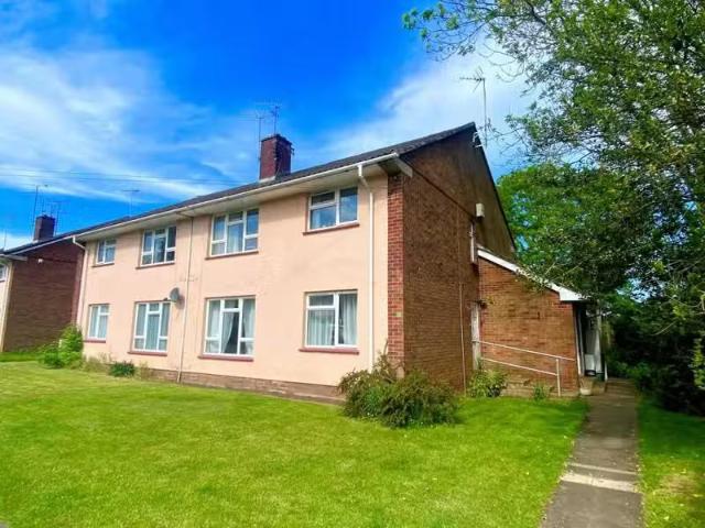 Unique 1 BA 2 bedroom flat for rent in Buckingham Parade, Thor.