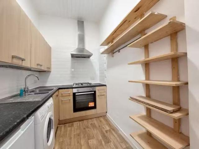 Cozy 1 BA 2 bedroom flat for rent in Cathcart Road, Crosshill.