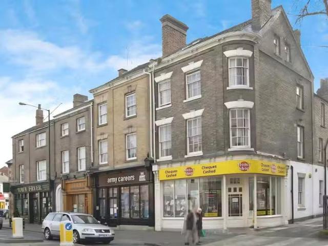 Deal! 1 BA 2 bedroom flat for rent in Church Walk, Town Centre.