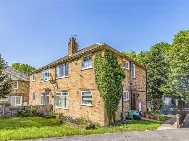 For Rent! 1 BA 2 bedroom flat for rent in Croft Close, Chisleh.