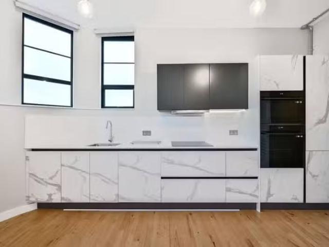 For Rent! 1 BA 2 bedroom flat for rent in Dehavilland Studios.